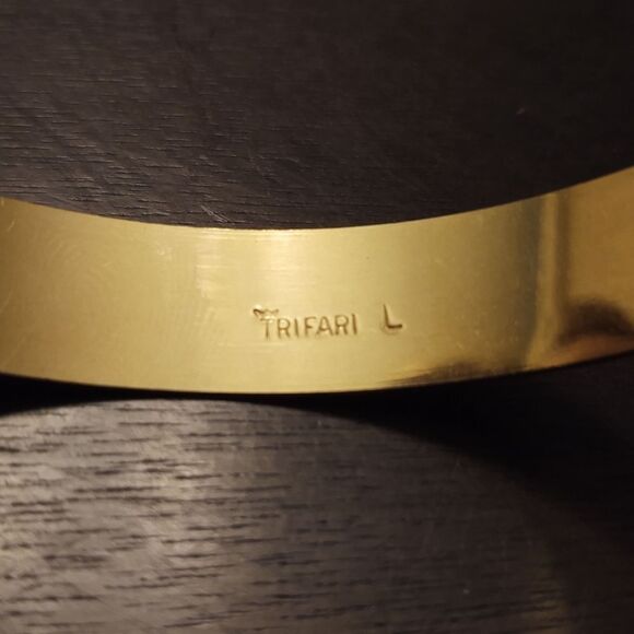 Vintage Trifari Bangle Bracelet 1/2" Gold Tone - Picture 2 of 3